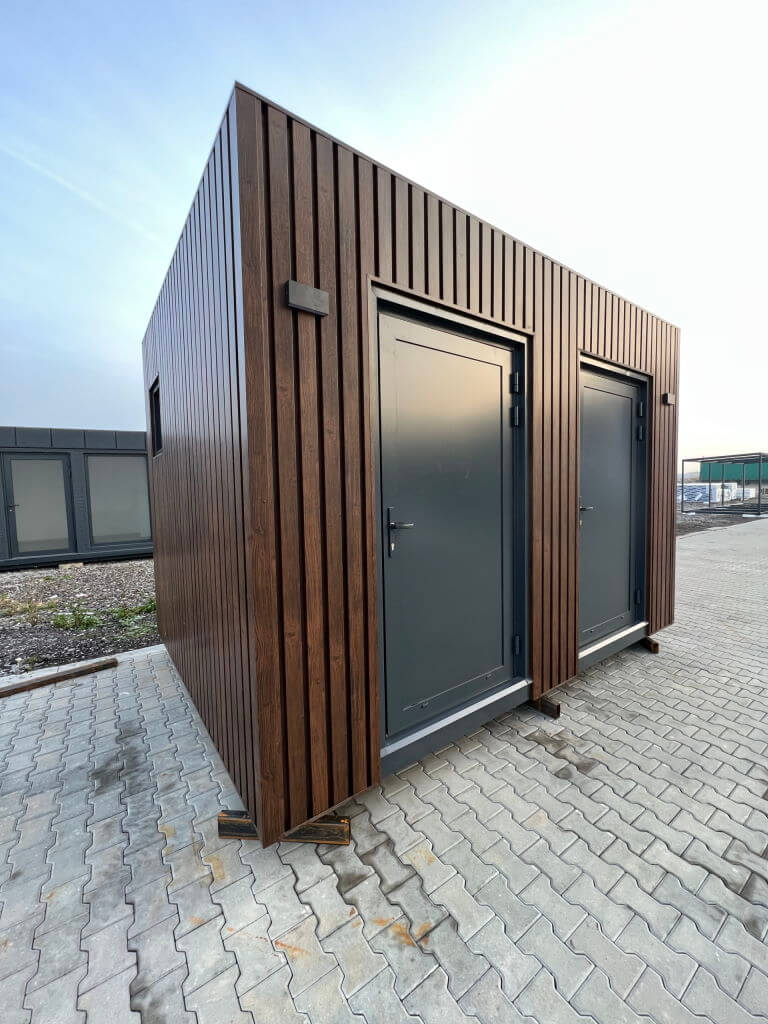 Unità sanitaria con doccia e WC separati.