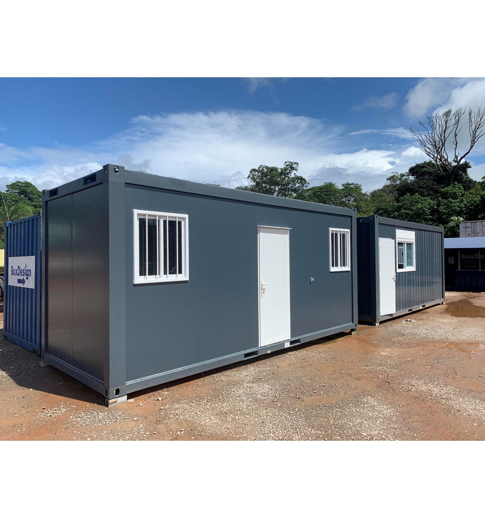 Modulo prefabbricato nero: elegante, isolato e multifunzionale