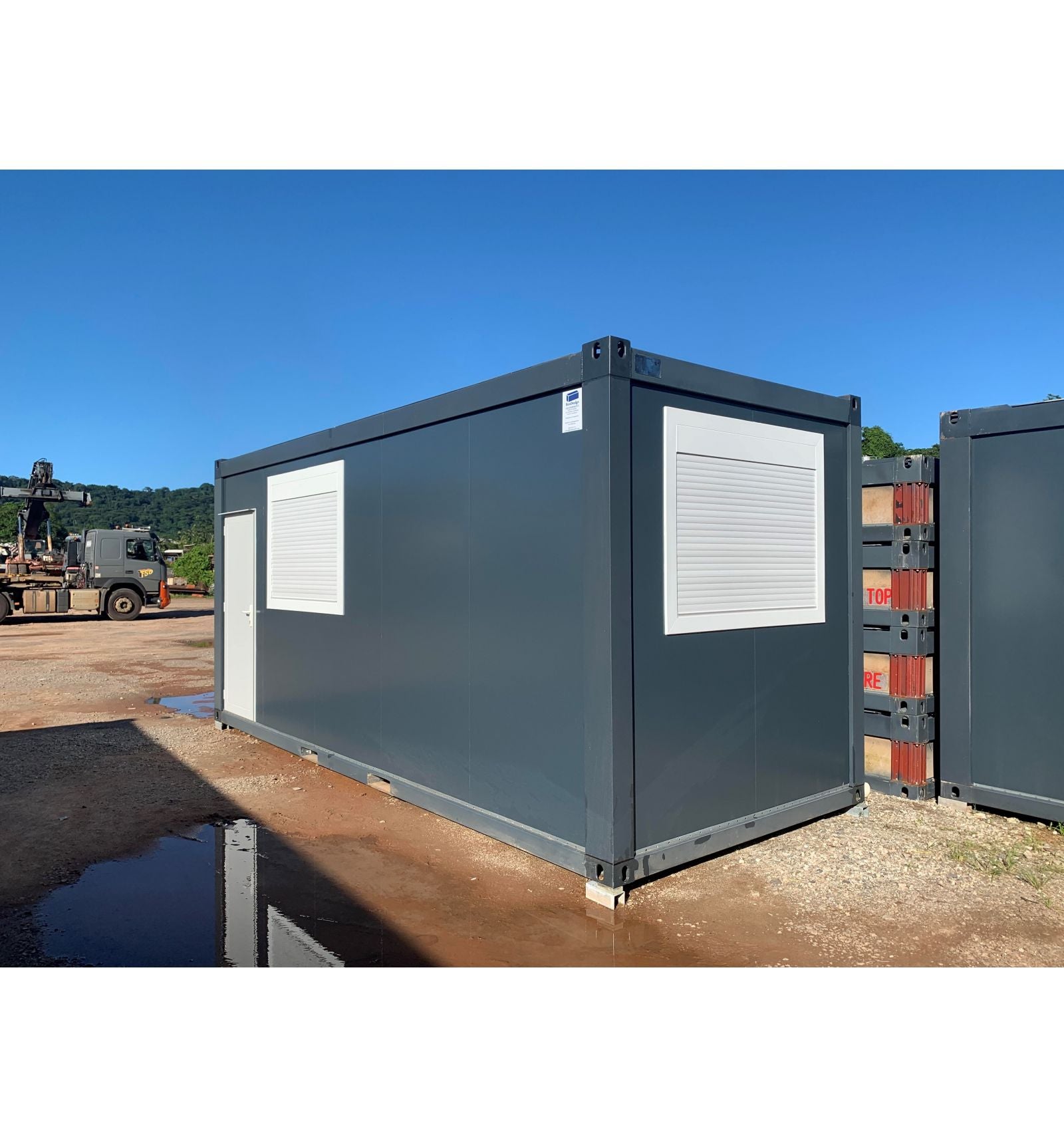 Modulo prefabbricato nero: elegante, isolato e multifunzionale