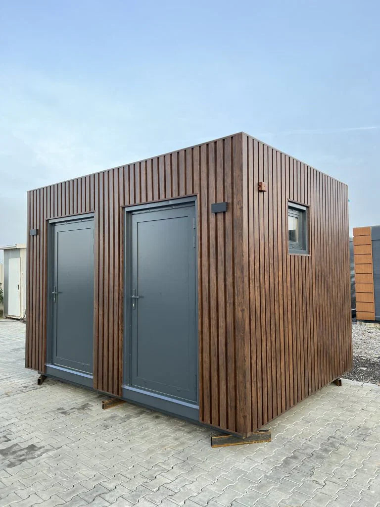 Unità sanitaria con doccia e WC separati.